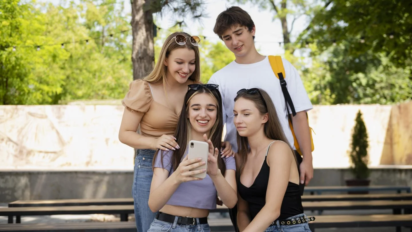Adolescentes aprendendo inglês na Wizard Novo Hamburgo